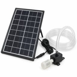 Pompe solaire et panneau sur fond blanc