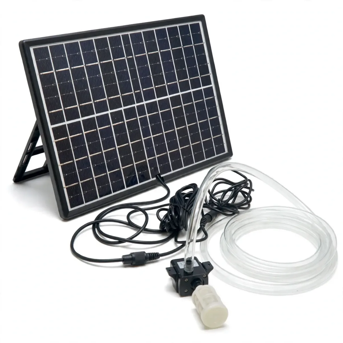 Fond blanc, panneau solaire dressé sur son pied rabattable, câble noir lové à connecteur vissé, petite pompe submersible à crépine crème et tuyau transparent