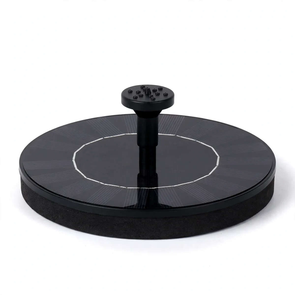 Disque solaire flottant noir mat vu de trois quarts sur fond blanc, couronne de cellules sombres cerclée d'un anneau argenté et tête bombée percée au centre