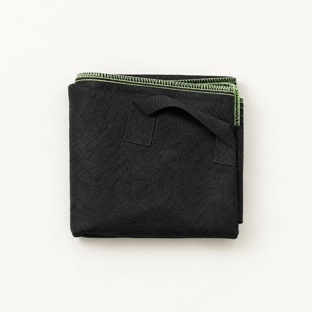 Contenu du colis avec un pot en tissu noir replié
