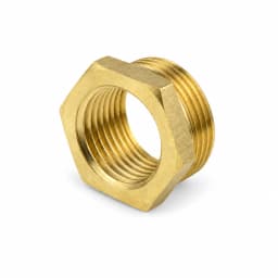 Raccord réducteur en laiton, filetage mâle 3/4 pouce et alésage femelle 1/2 pouce, sur fond blanc