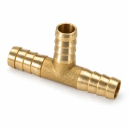 Raccord en T laiton 3 voies à barbelures pour tuyau d'arrosage 19 mm, sur fond blanc
