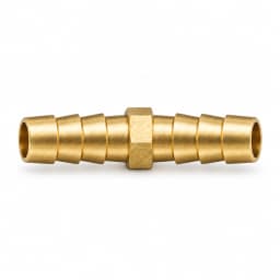 Manchon droit en laiton à double barbelure 19 mm pour tuyau d'arrosage, vu de trois quarts sur fond blanc