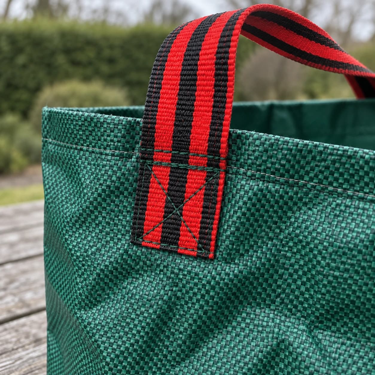 Attache de poignée cousue en croix sur la toile tissée du sac de jardin 270 L