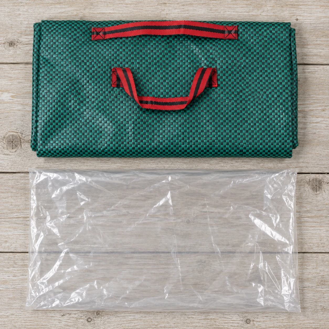 Sac de jardin 270 L replié à plat à côté de son sachet de protection