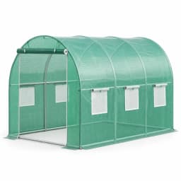 Serre de jardin tunnel verte avec porte et fenêtres enroulables sur fond blanc
