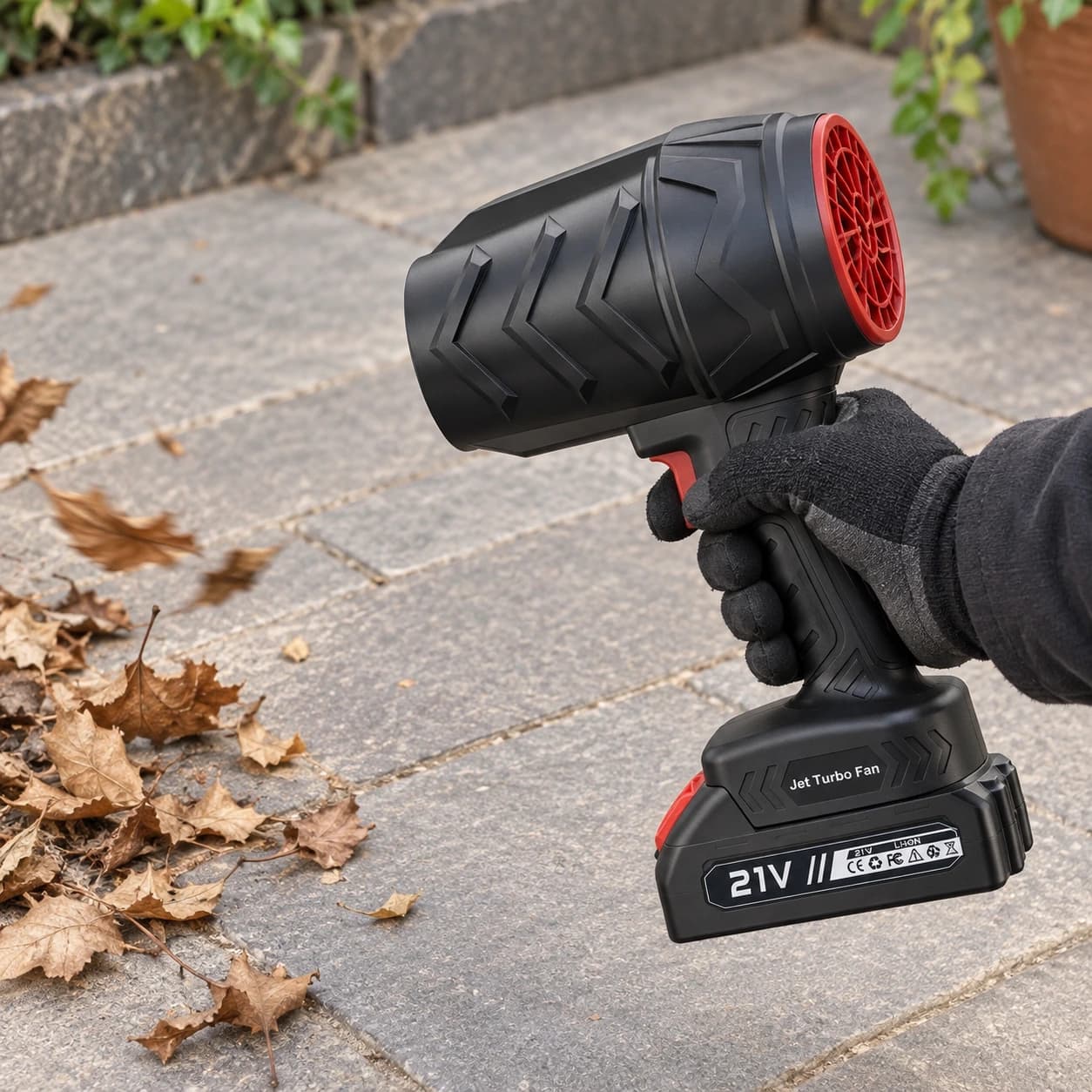 Souffleur compact utilisé sur une terrasse