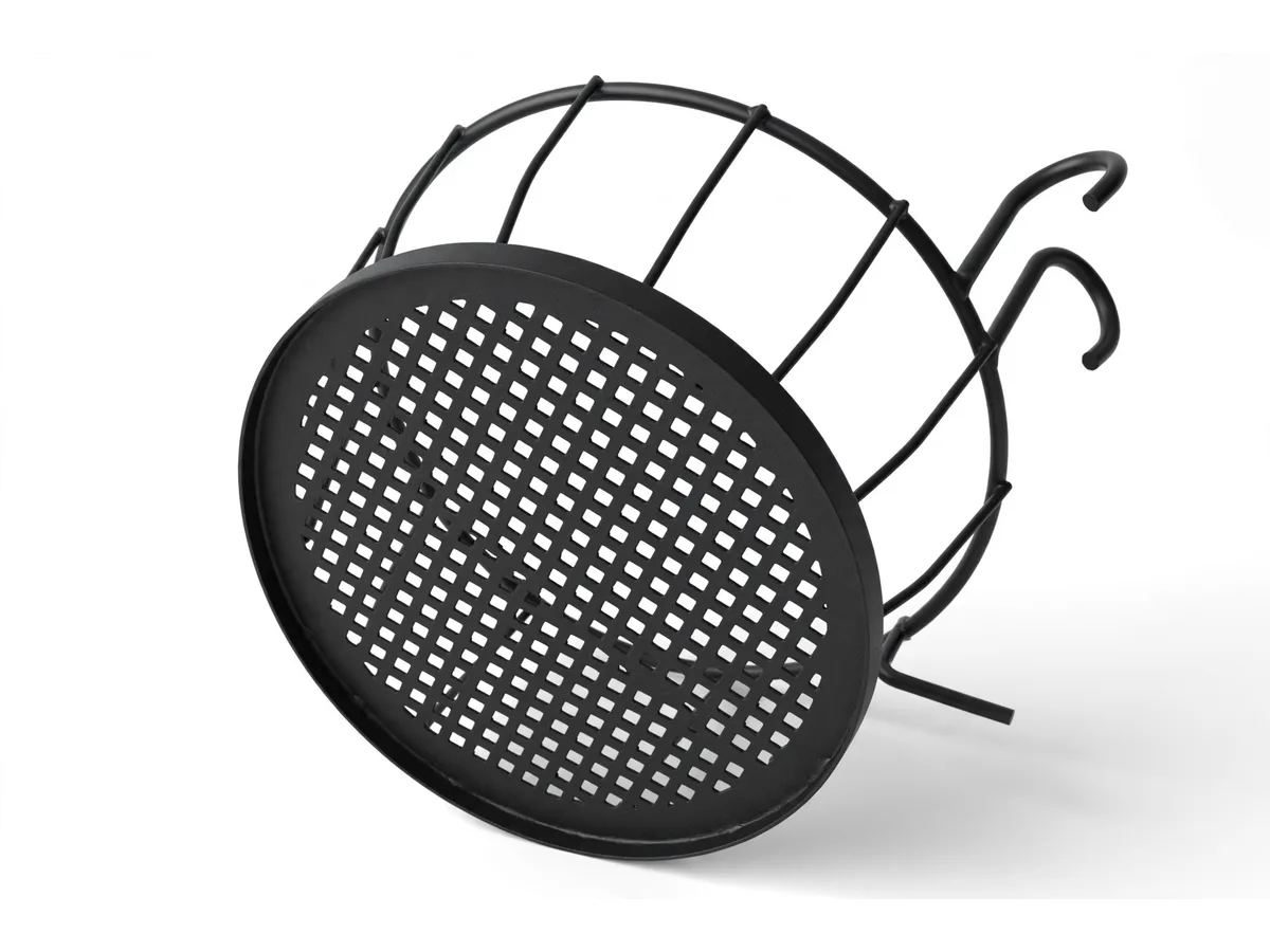 Vue de dessous du support basculé, platine plate perforée à motif en losanges bien lisible