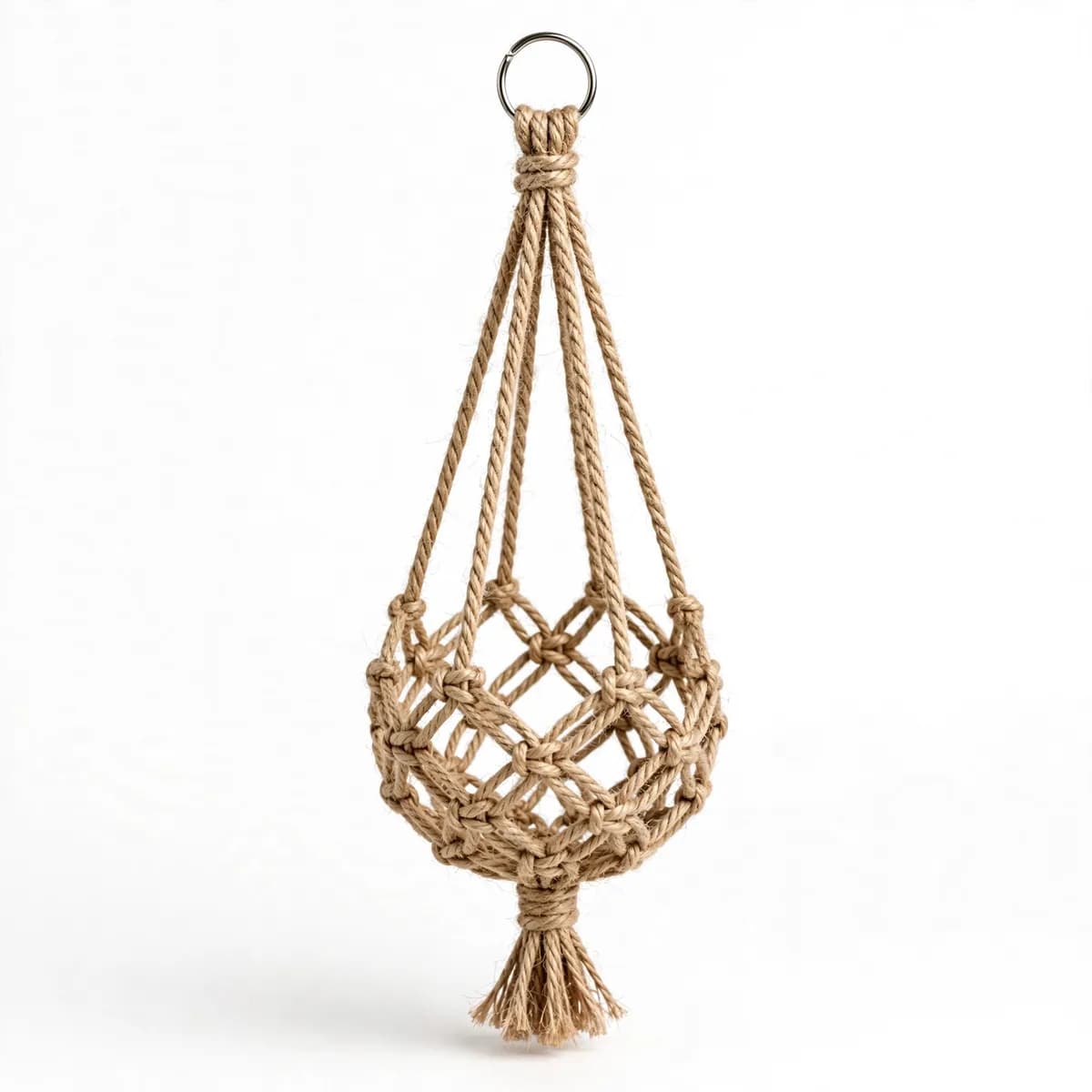 Suspension en macramé de jute présentée seule, sans pot, anneau en acier en haut et gland effiloché en bas