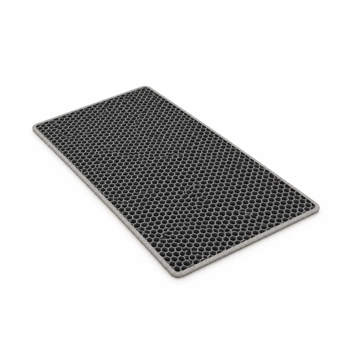 Tapis de récupération de litière double couche gris, surface alvéolée en nid d'abeille, vu de trois quarts