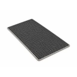 Tapis de récupération de litière double couche gris, surface alvéolée en nid d'abeille, vu de trois quarts