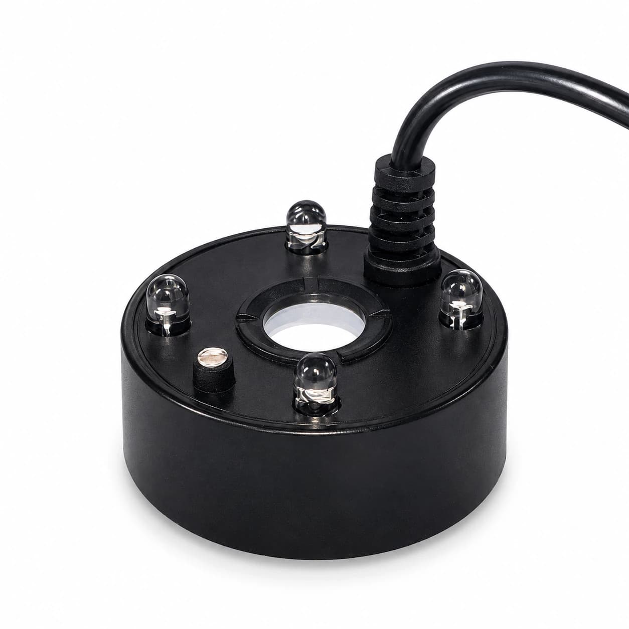 Le boîtier rond noir de 47 mm vu en trois quarts, buse centrale, quatre pastilles LED et son câble USB