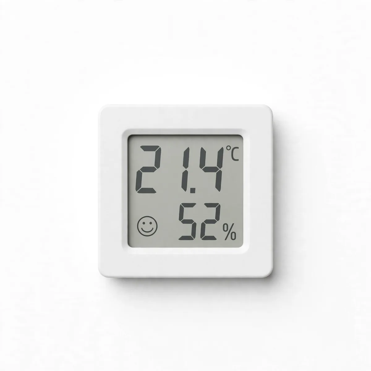 Très petit boîtier carré blanc mat à angles arrondis, écran affichant une température et un taux d'humidité, fond blanc