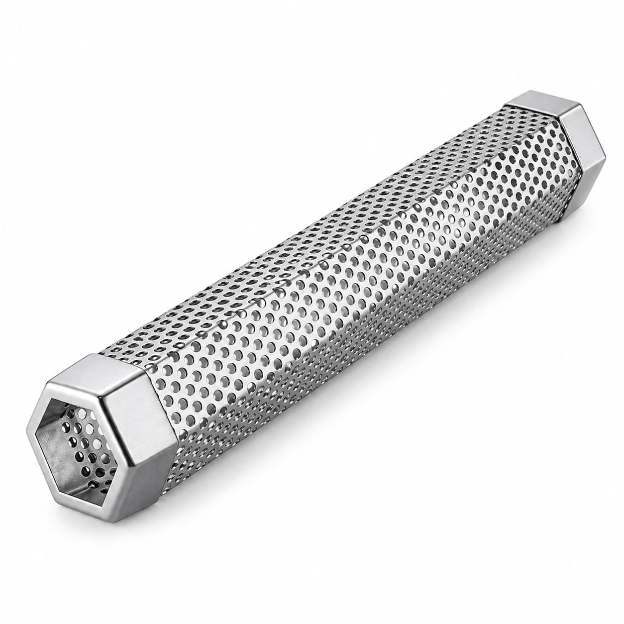 Tube de fumage à pellets en inox, prisme hexagonal perforé vu de trois quarts sur fond blanc