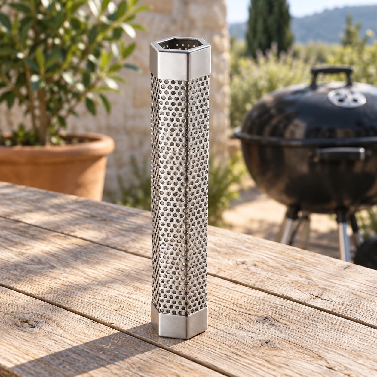 Tube de fumage en inox debout sur son embout fermé, ouverture de remplissage vers le haut