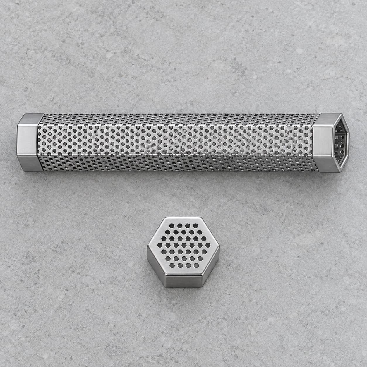 Contenu du colis : le tube de fumage et son bouchon hexagonal détaché, posés à plat