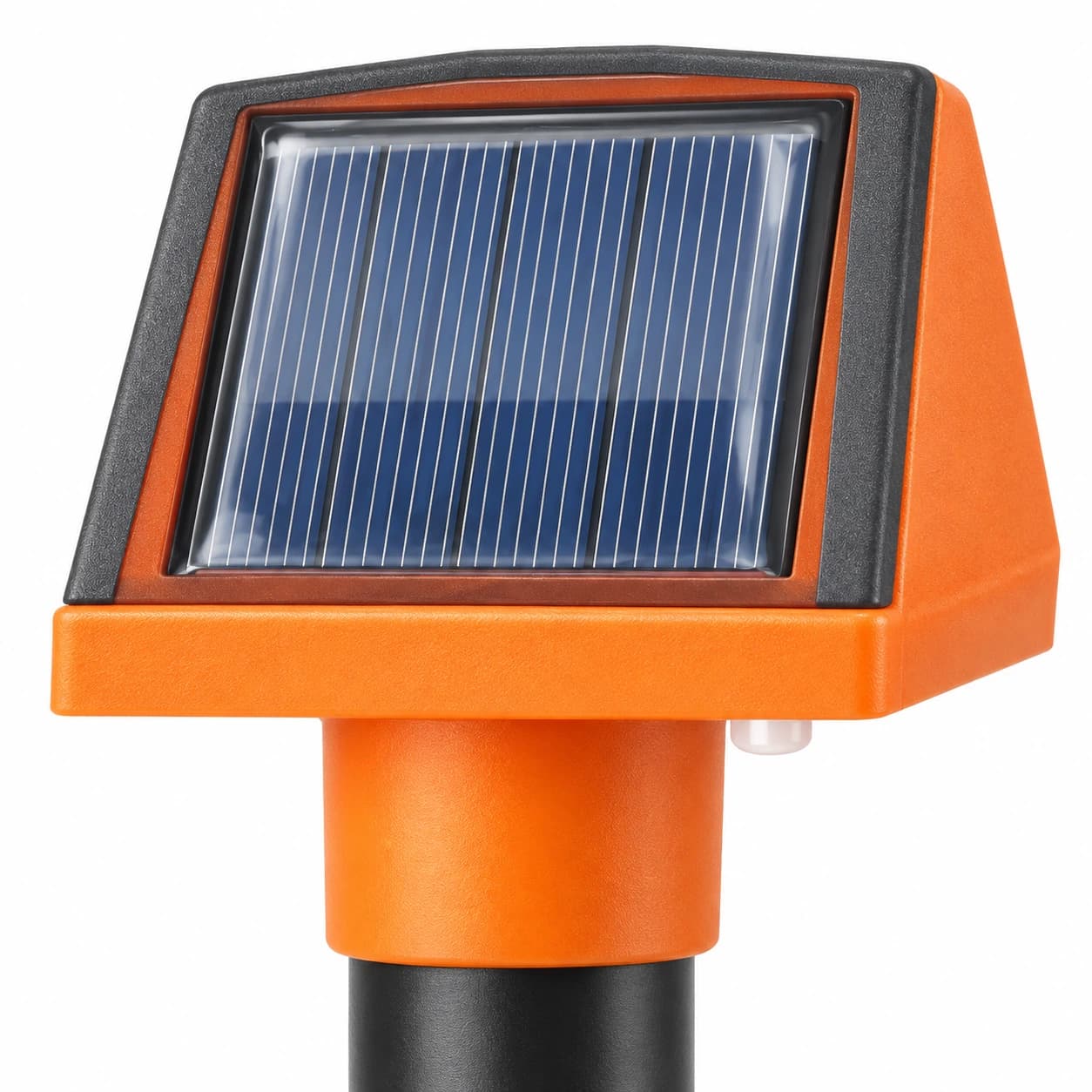 Gros plan du panneau solaire incliné et du voyant frontal