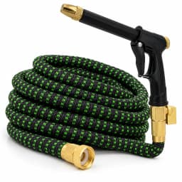 Tuyau noir et vert avec sa lance sur fond blanc