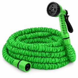 Tuyau extensible vert et pistolet sur fond blanc