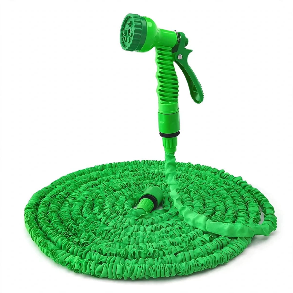 Tuyau d'arrosage extensible vert enroulé au repos, pistolet multi-jets vissé