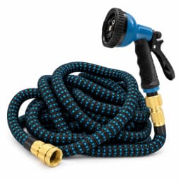 Tuyau extensible bleu et noir avec pistolet, raccords laiton vissés sur filetage plastique noir, fond blanc