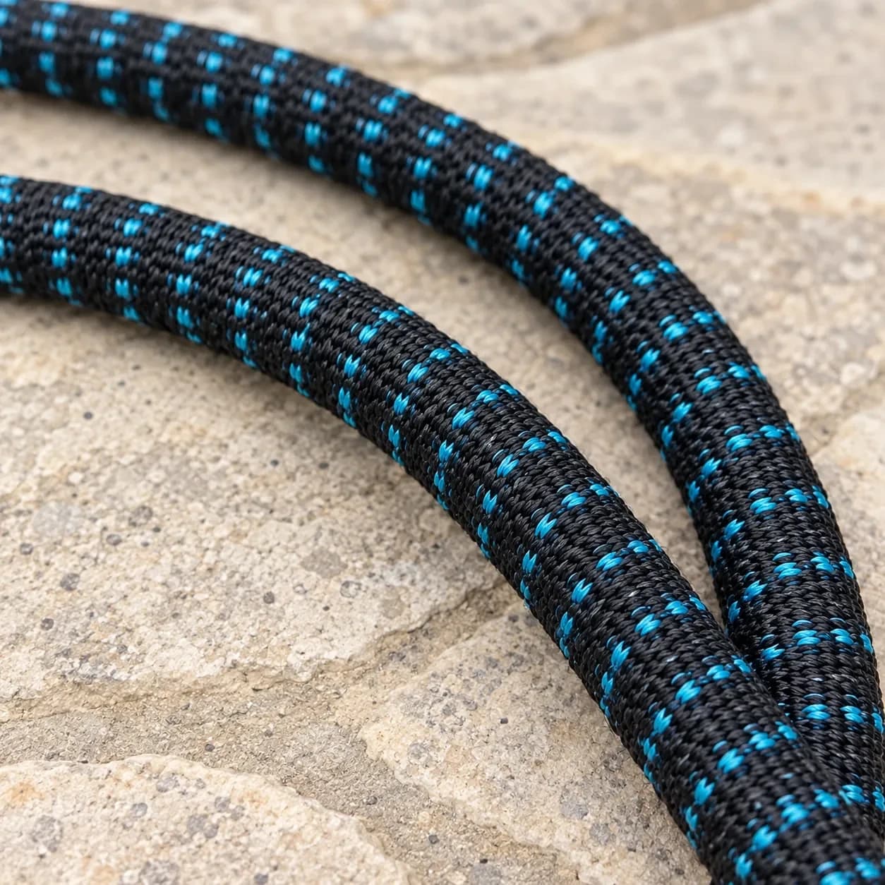 Détail du tressage noir et bleu du tuyau
