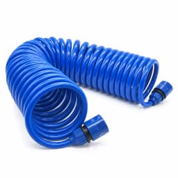 Tuyau spiralé bleu avec ses deux raccords sur fond blanc