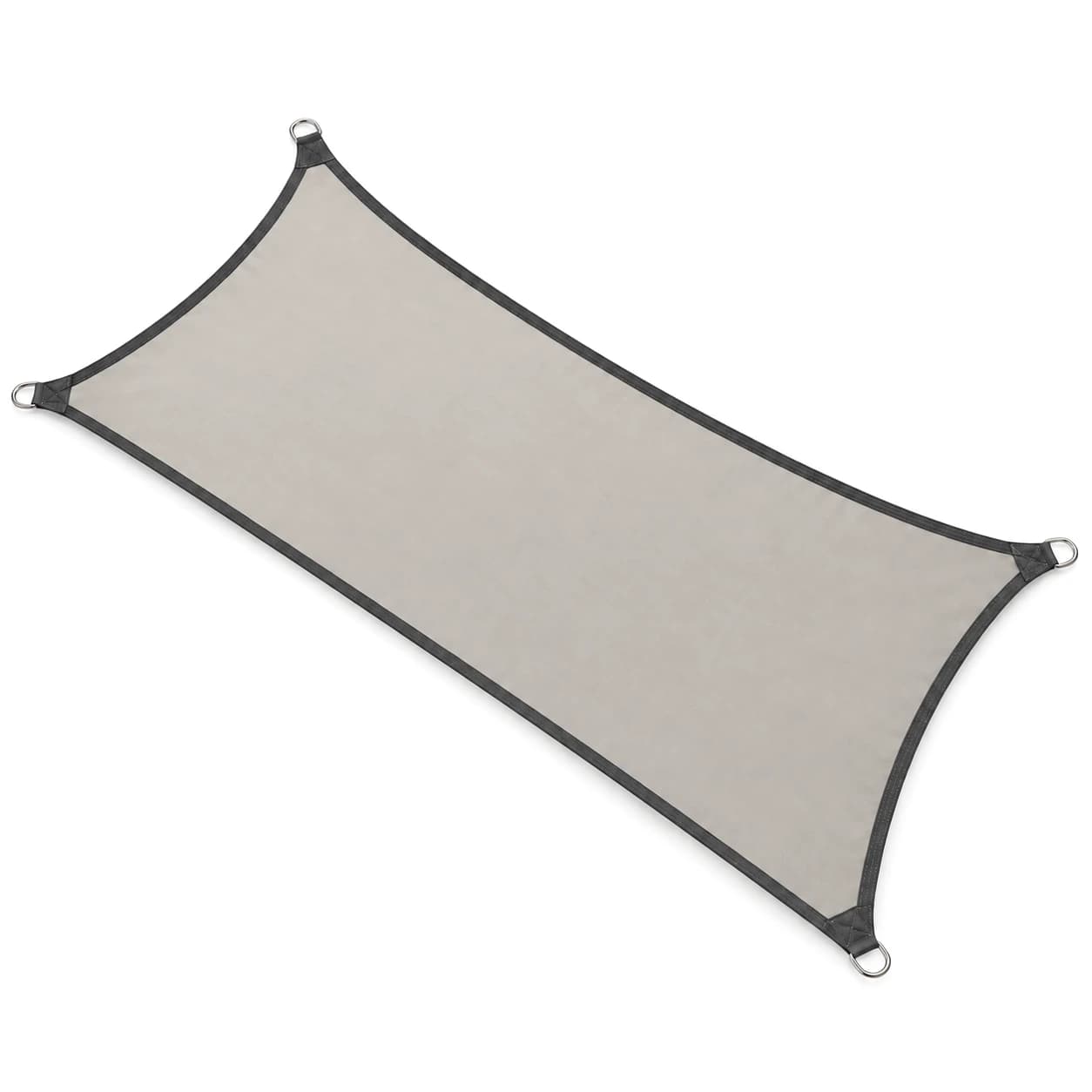 Voile d'ombrage rectangulaire grise tendue entre un mur et un garde-corps de balcon.