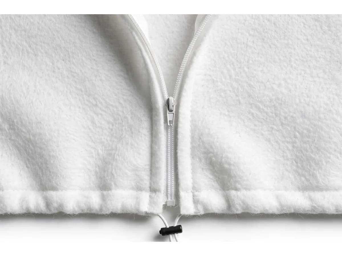 Macro sur le curseur de la fermeture éclair cousue dans le tissu non tissé, fermeture entrouverte et fibres du textile visibles