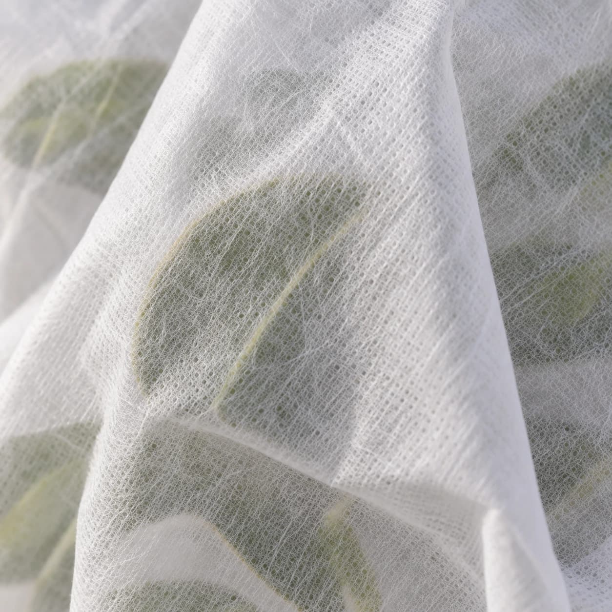 Voile fin laissant apparaître le feuillage