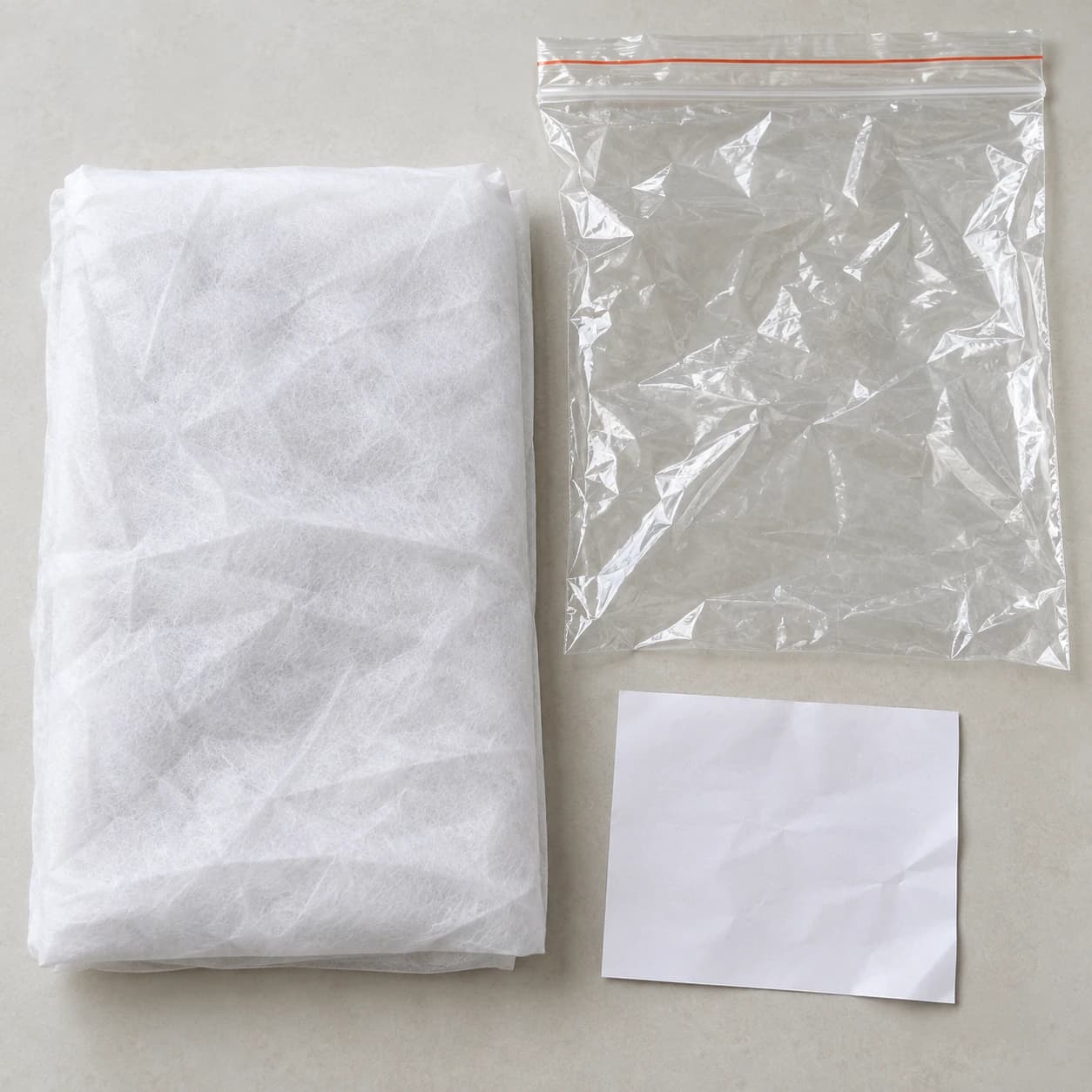Une nappe de voile pliée avec son sachet