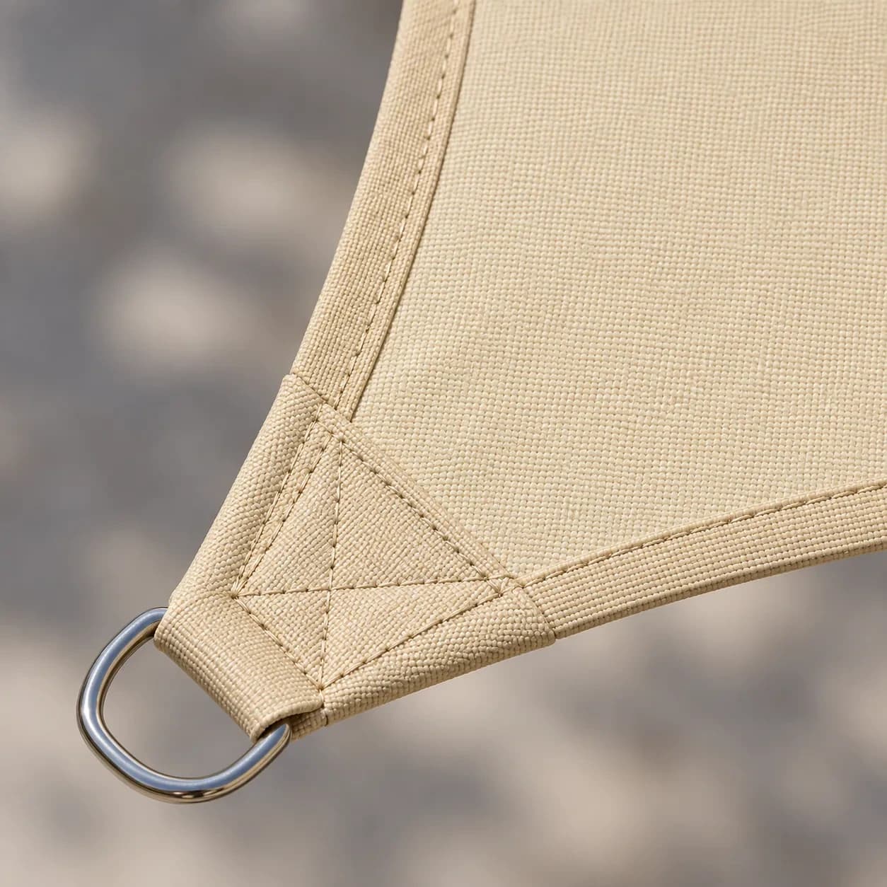 Terrasse à midi : l'ombre du rectangle jaune sable portée sur les dalles.