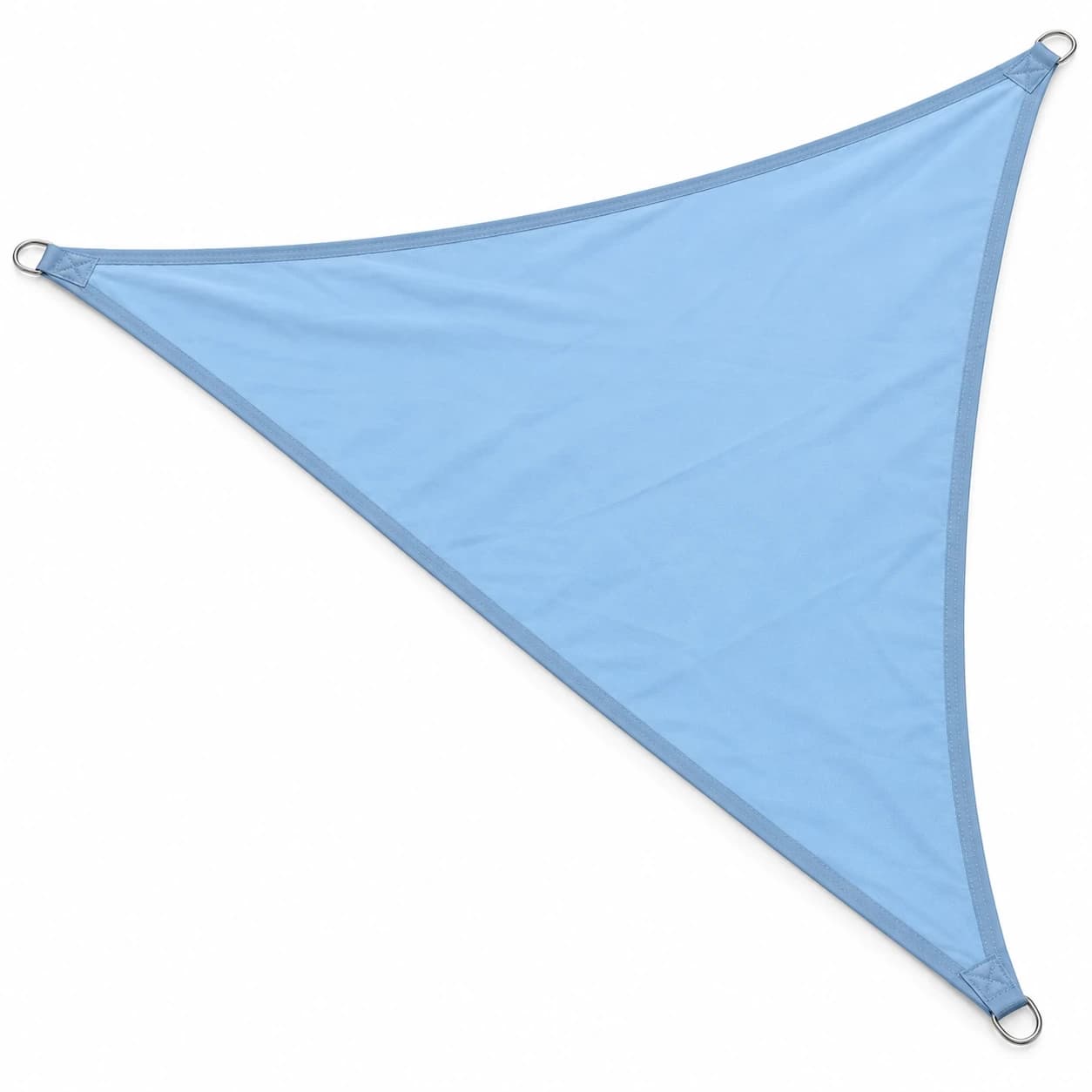 Voile d'ombrage triangulaire bleu ciel tendue au-dessus d'une terrasse et de sa table de repas.