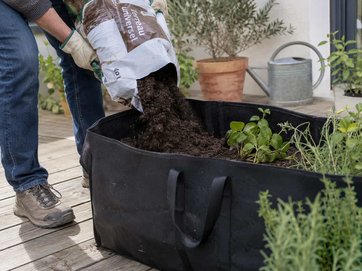Remplissage d’un bac potager en tissu