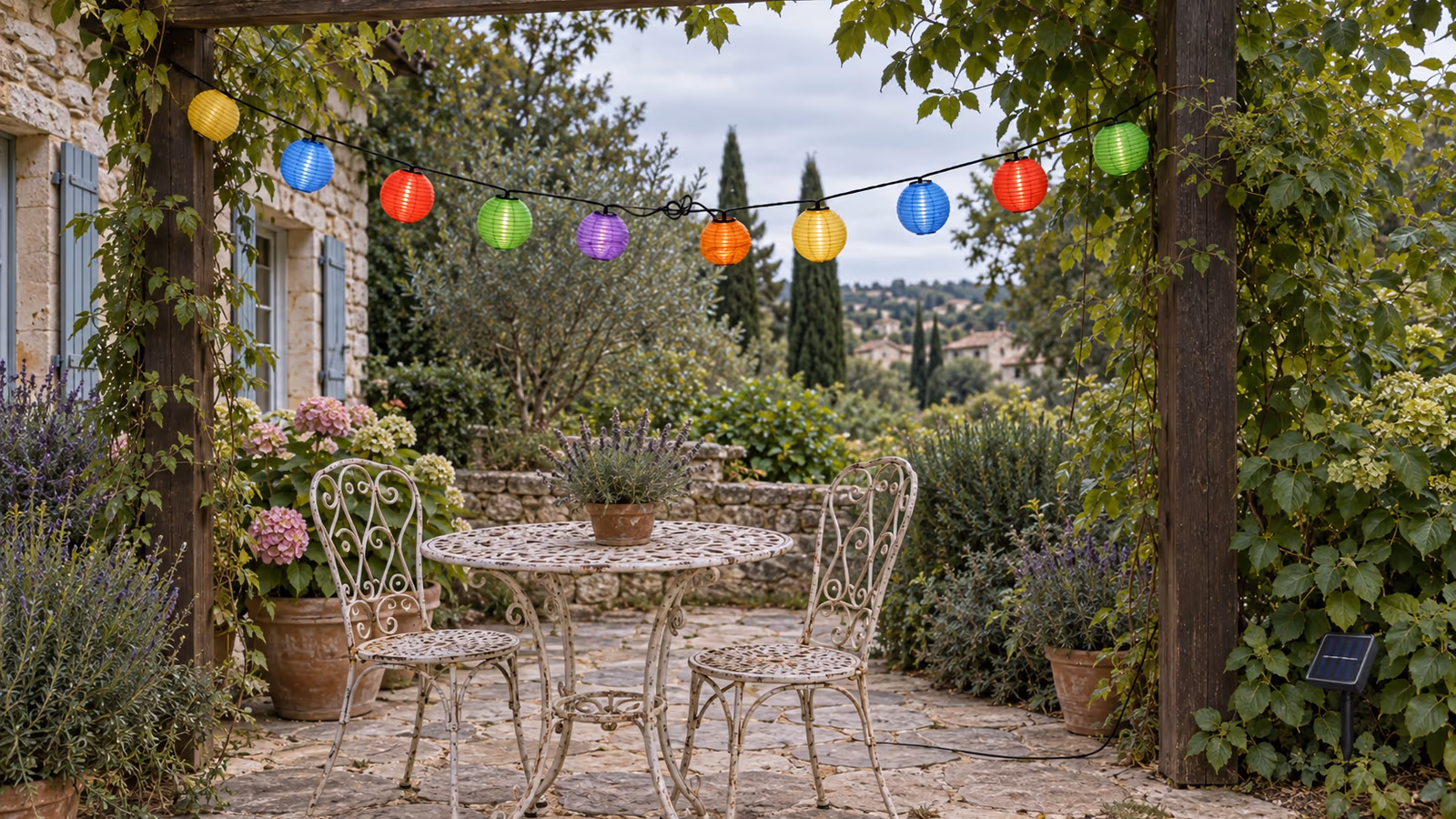 Guirlande lanterne de tissu mal posée, avec des coques écrasées et un panneau à l'ombre