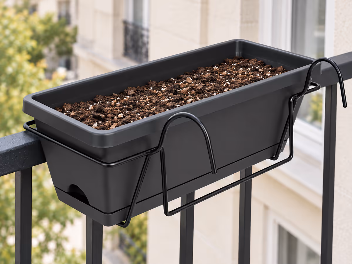 Bac de jardinière rempli de terreau clair et aéré, laissant un espace libre sous le rebord