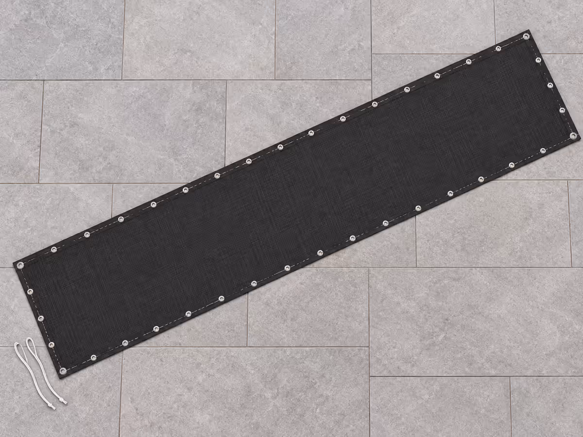 Plan coté d'un panneau de maille tissée anthracite, cotes 75 cm sur 400 cm et œillets marqués sur les quatre bords