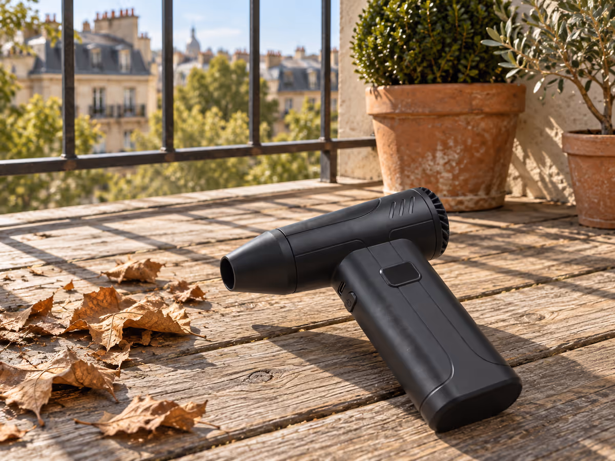 Balcon ensoleillé en fin de matinée avec quelques feuilles sèches sur le sol