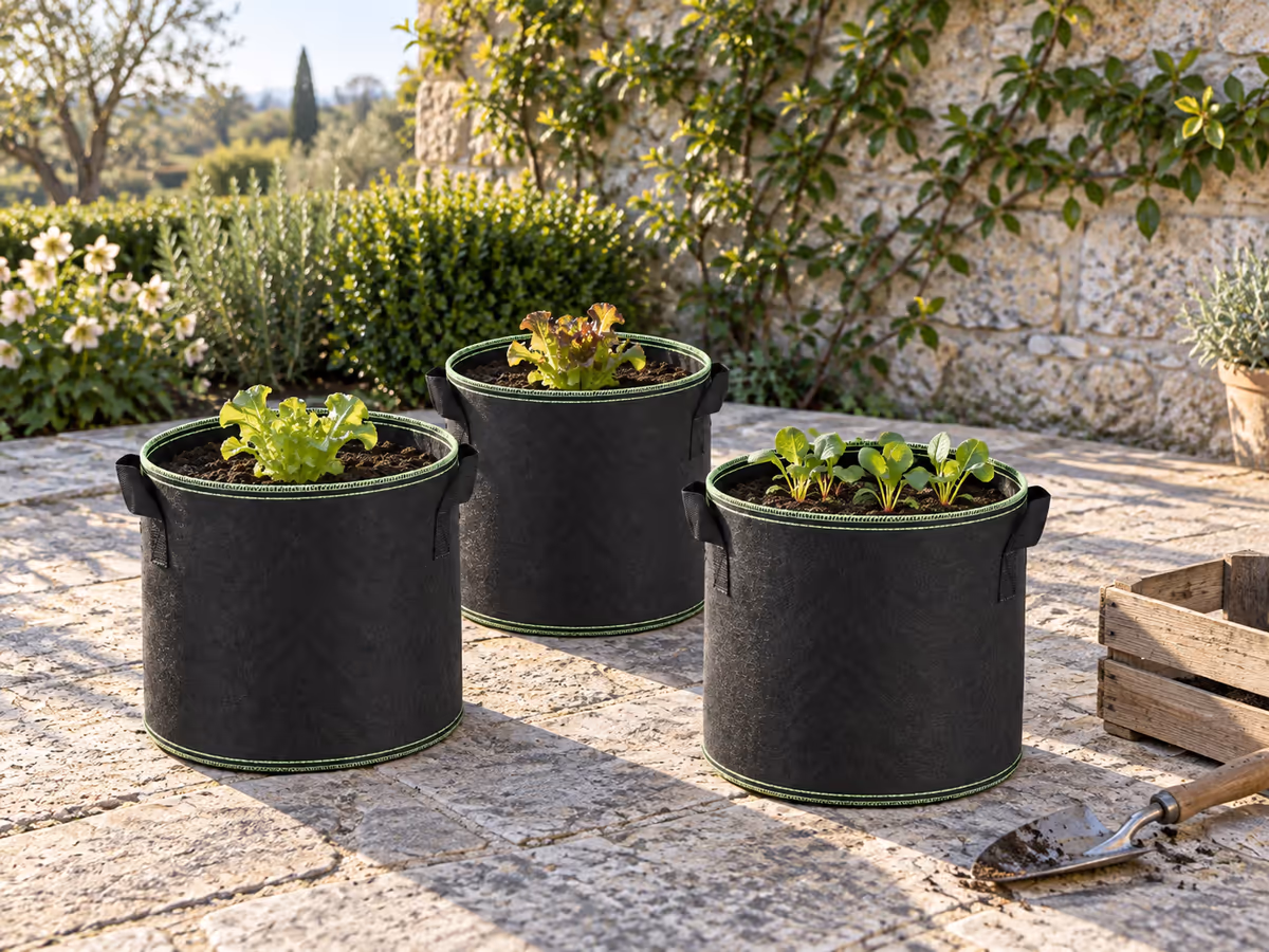 Sacs de culture en tissu installés sur une terrasse ensoleillée au printemps