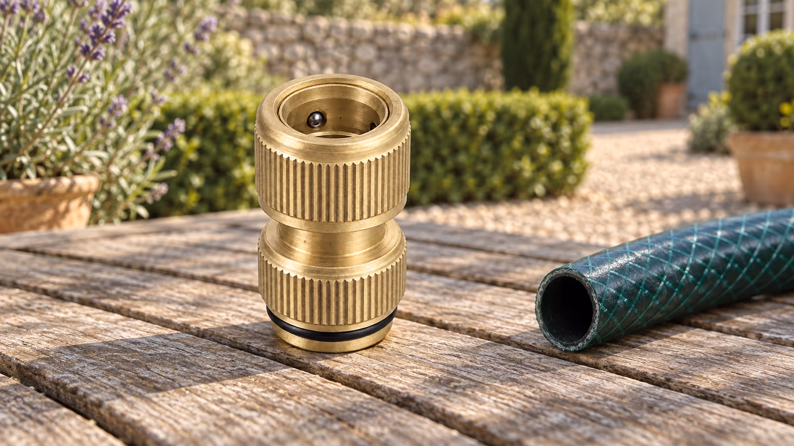Raccord rapide en laiton avec arrêt d'eau pour tuyau d'arrosage de 19 mm, posé sur une table de jardin en bois