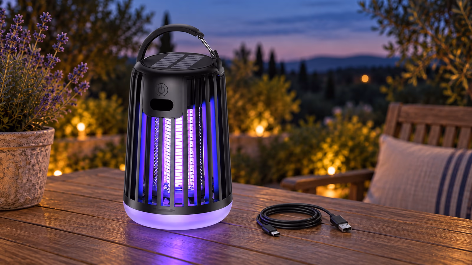 Lampe anti moustique rechargeable posée sur une table de jardin au crépuscule, avec son câble de recharge enroulé à côté